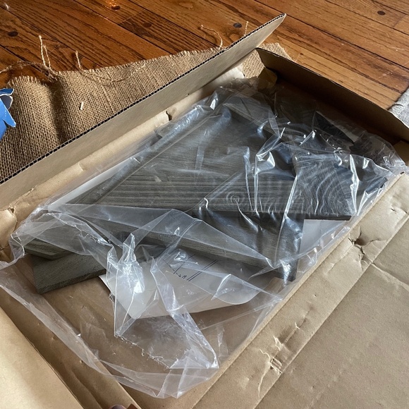 Avon Nativity Collectibles - The Stable - Picture 2 of 2